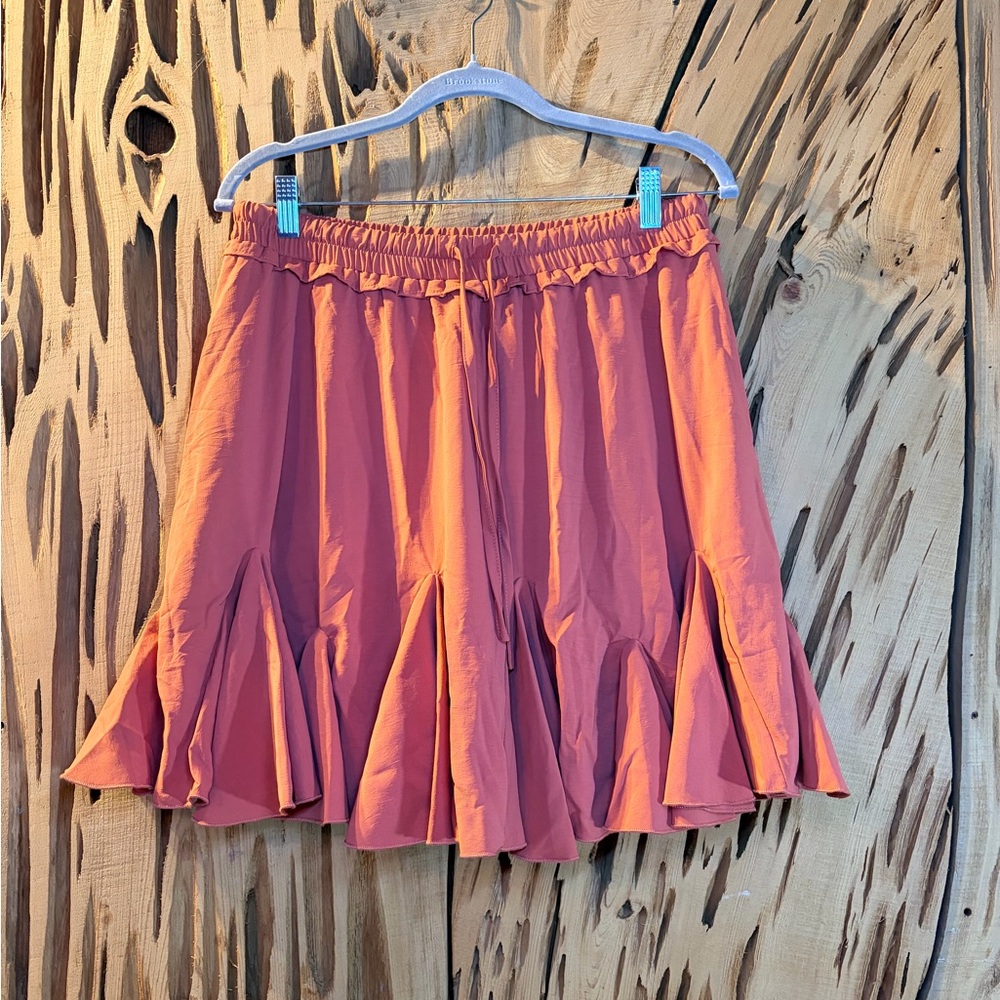 NWT Jodifl Ruffled Mini Skirt in Coral Pink. Size: L